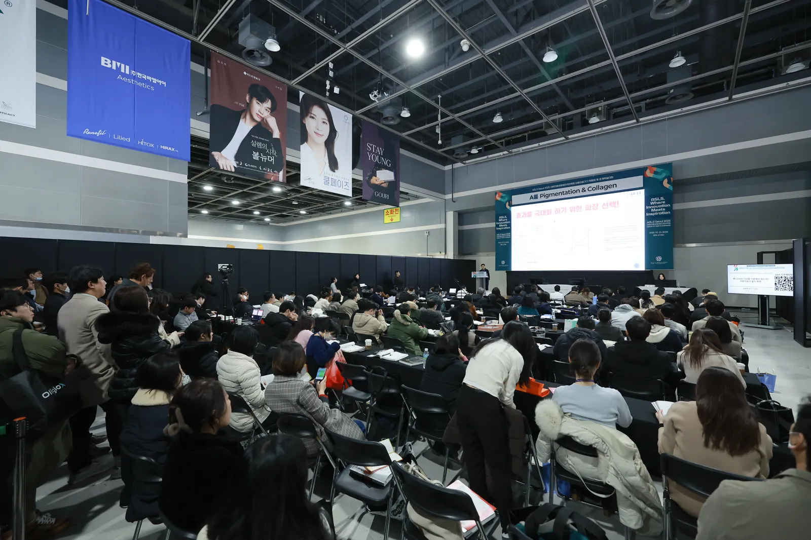 Dr. Song Dong-hyuk lecturing at a domestic academic society